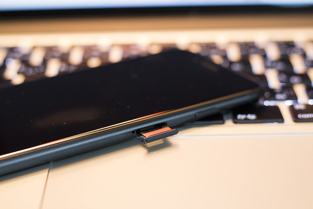 iPhoneのSIMトレイを開ける
