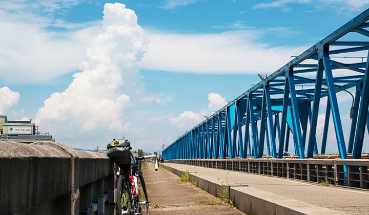 入道雲とロードバイク