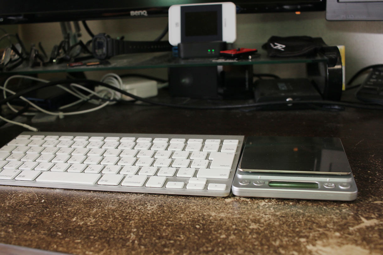 Macのキーボードとデジタルスケール