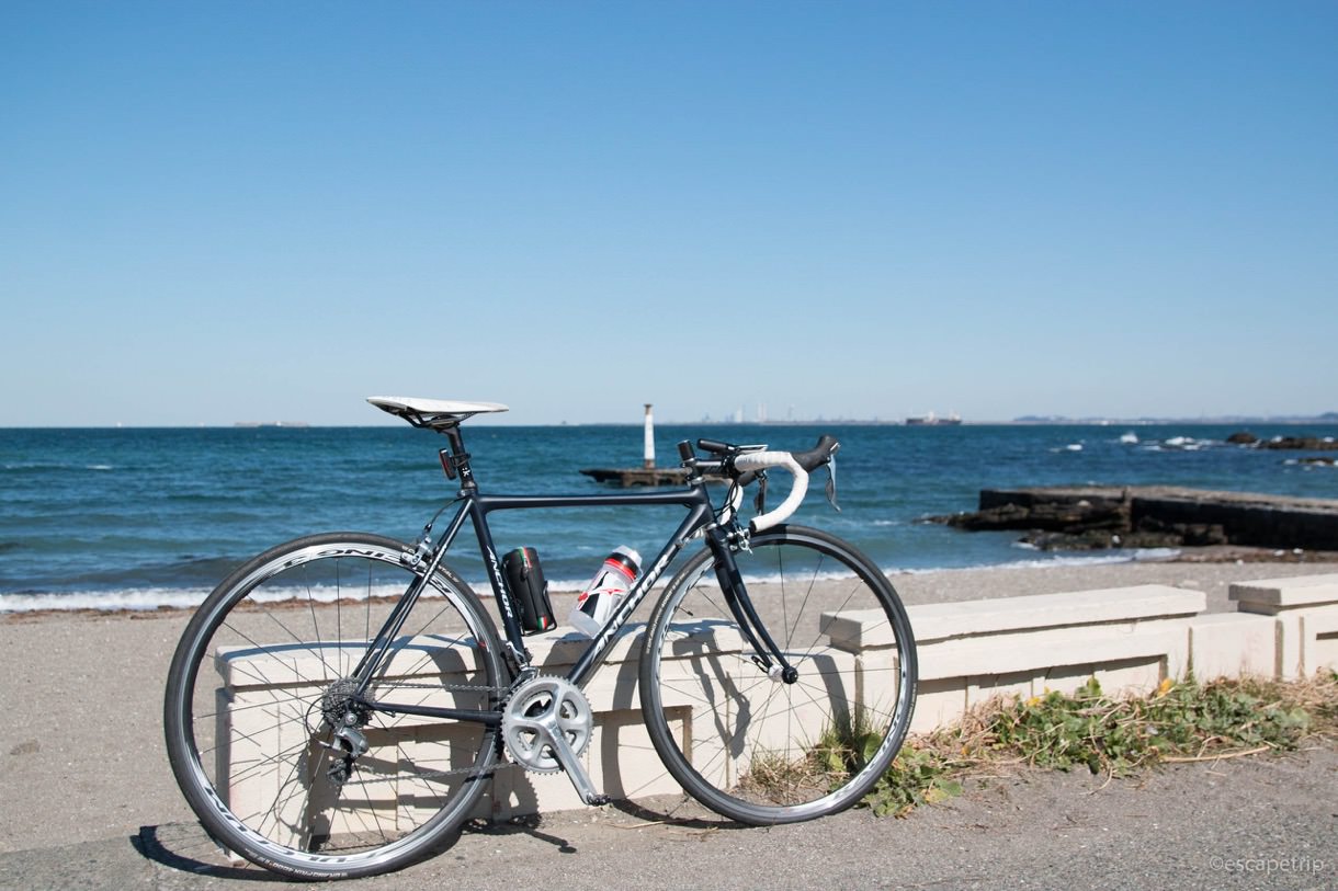三浦半島の海とロードバイク