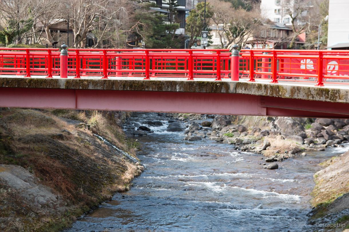 温泉街の赤い欄干の橋