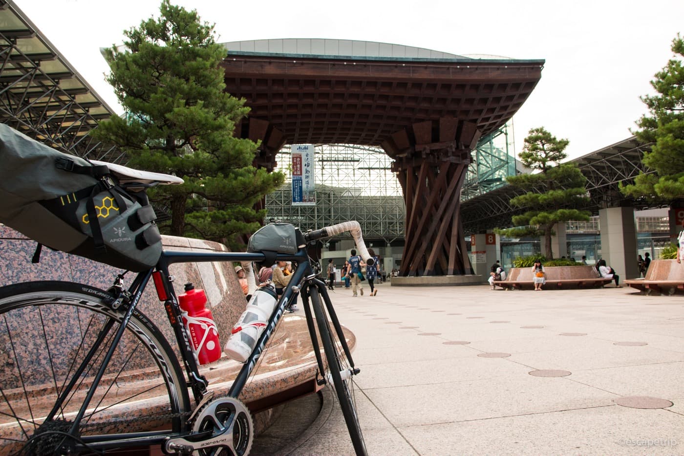 金沢駅とロードバイク