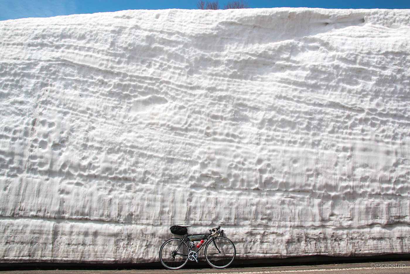 八幡平アスピーテラインの雪の回廊とロードバイク