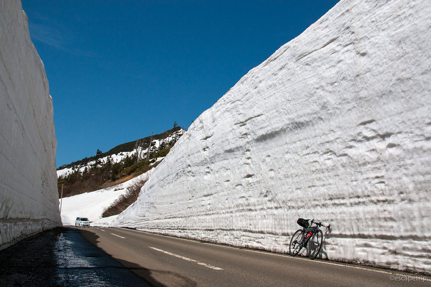 八幡平アスピーテラインの雪の回廊とロードバイク