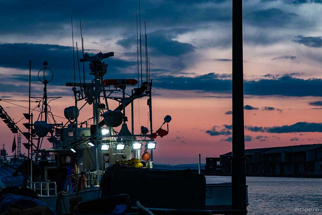 釧路の夕日と漁船