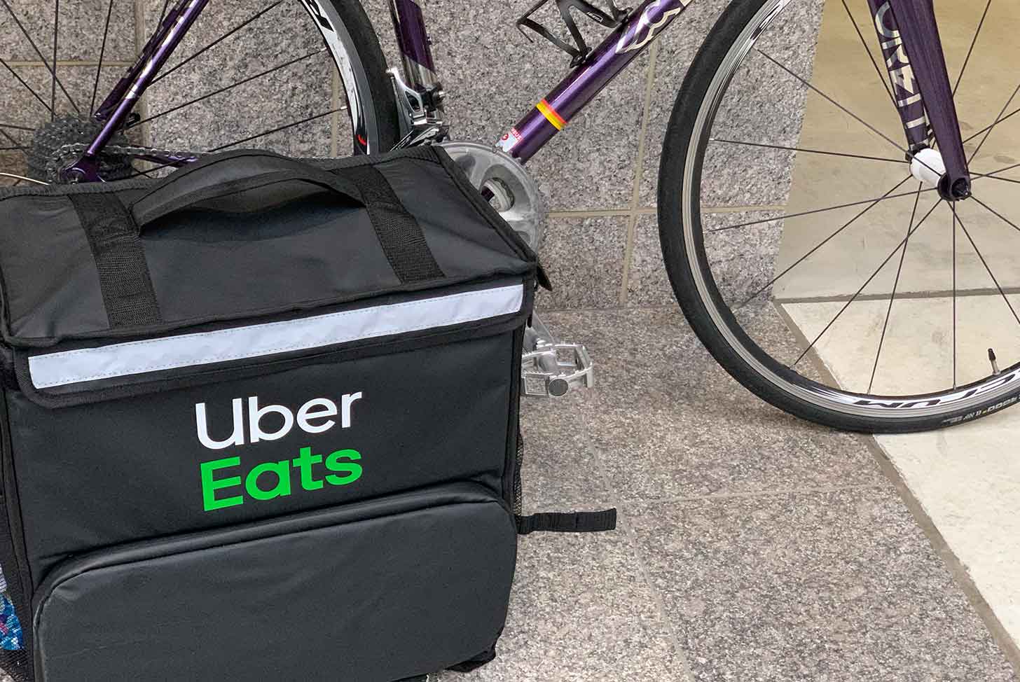 Uber Eats(ウーバーイーツ)の配達パートナーに登録する方法。仕事の 