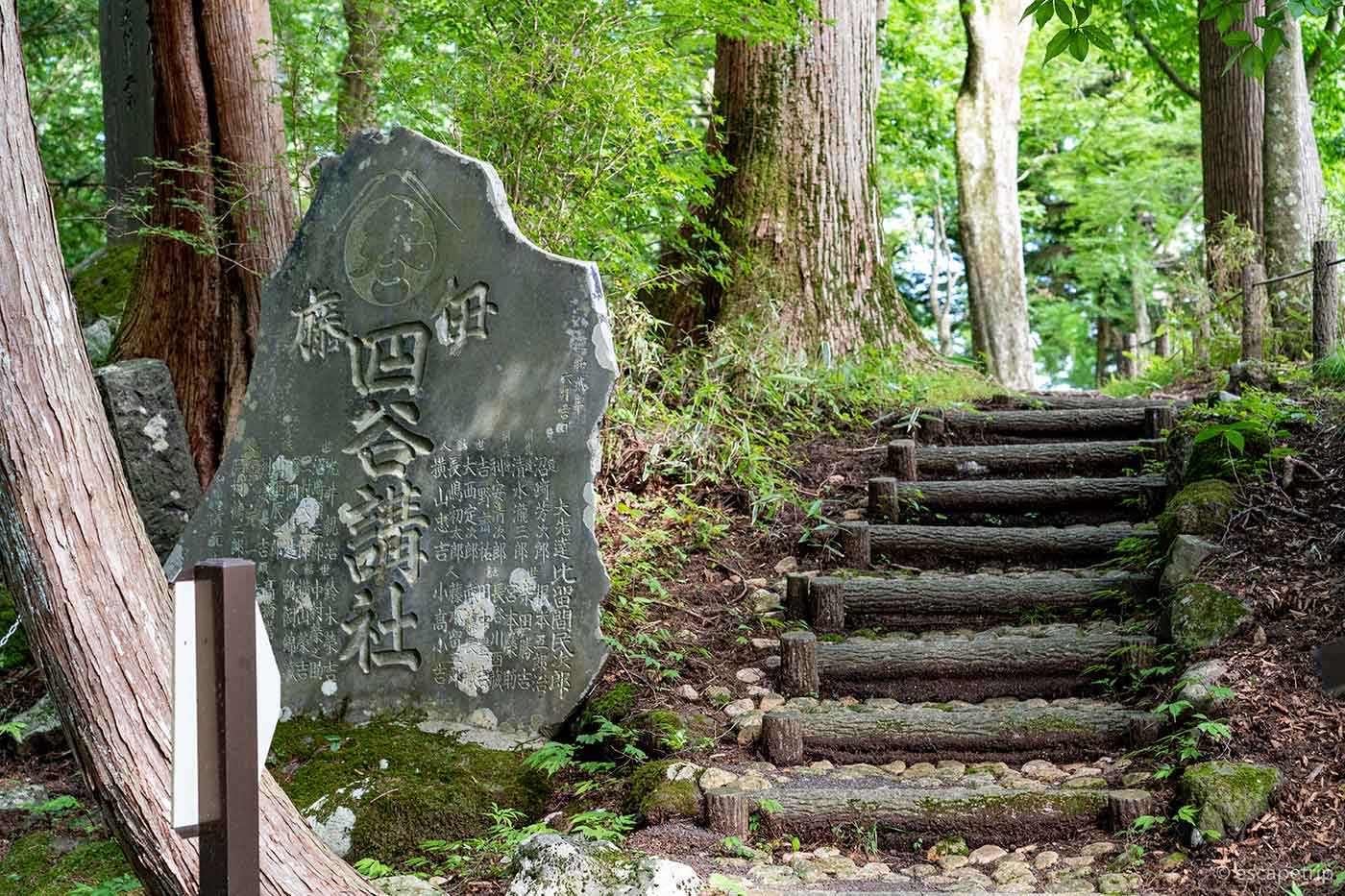 富士浅間神社の境内