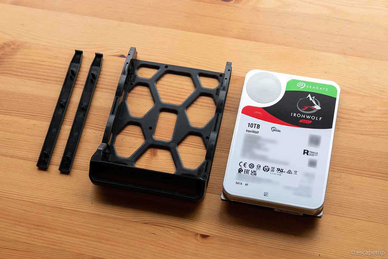 HDDをトレーにセットする