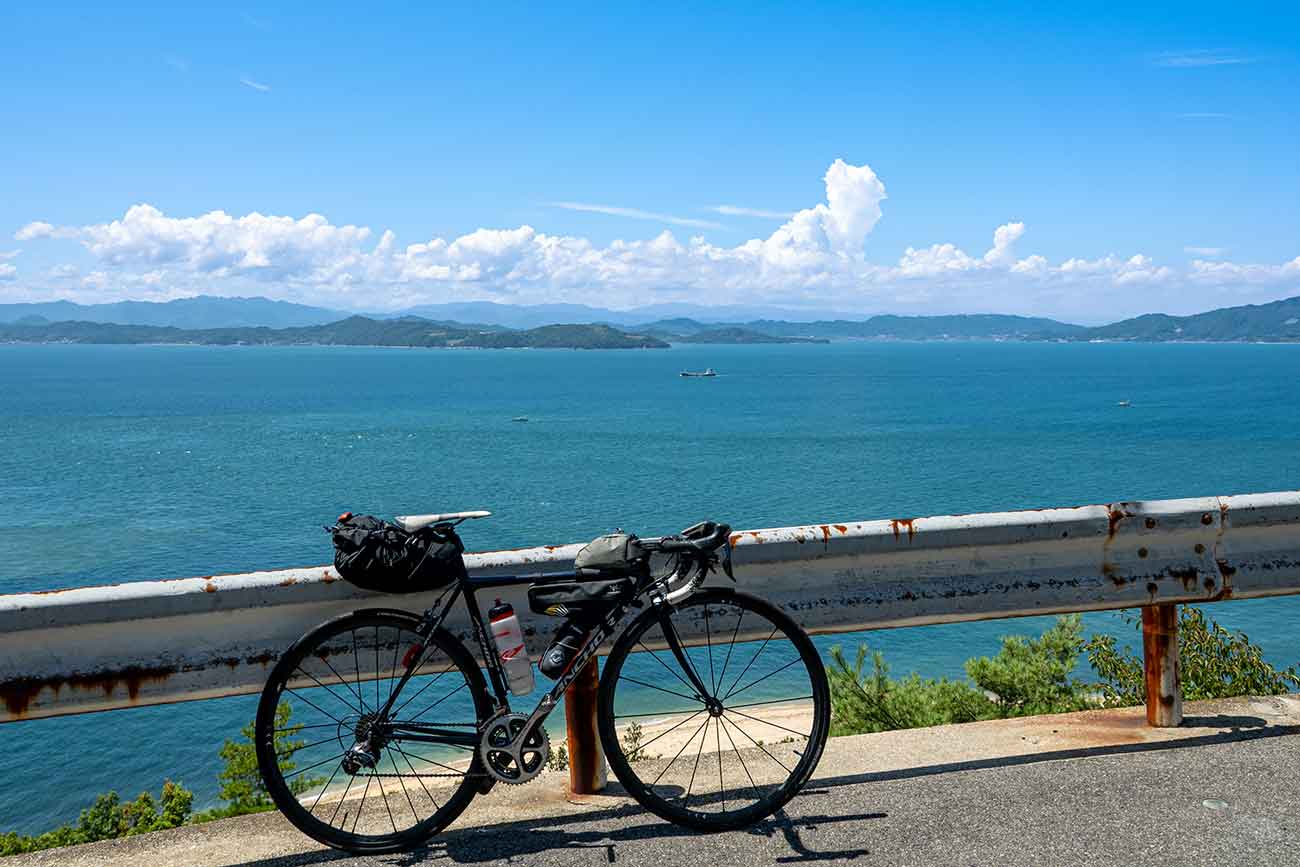 小豆島の海とロードバイク