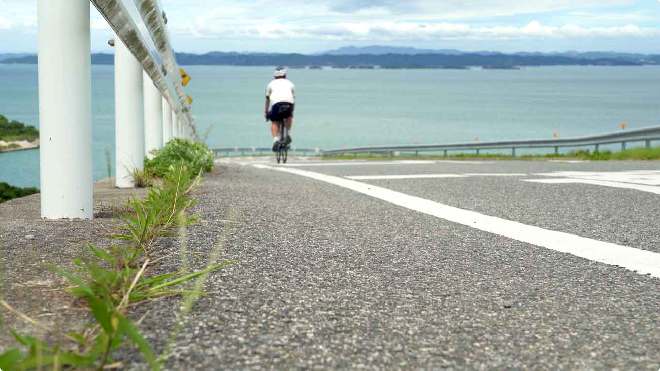 豊島の下り坂をロードバイクでくだる