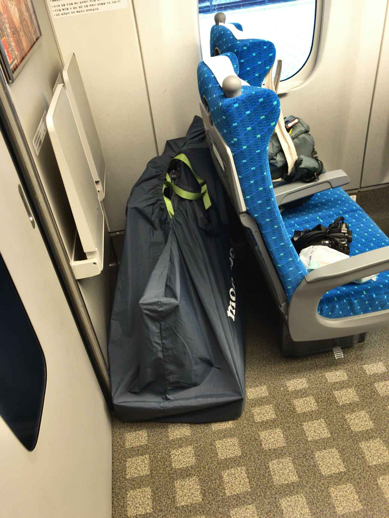 新幹線の2列シートと輪行袋