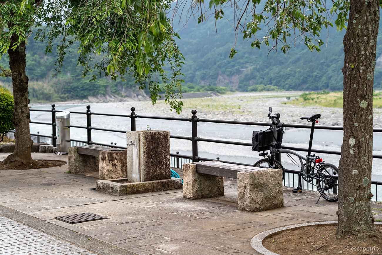 富士川沿いのベンチ
