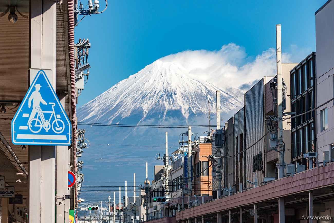 富士駅前の商店街と富士山