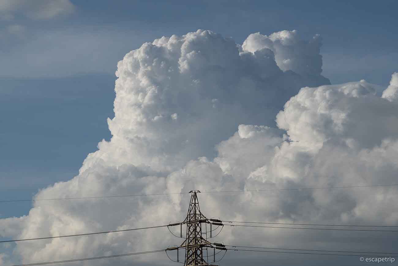 夏の雲と電線